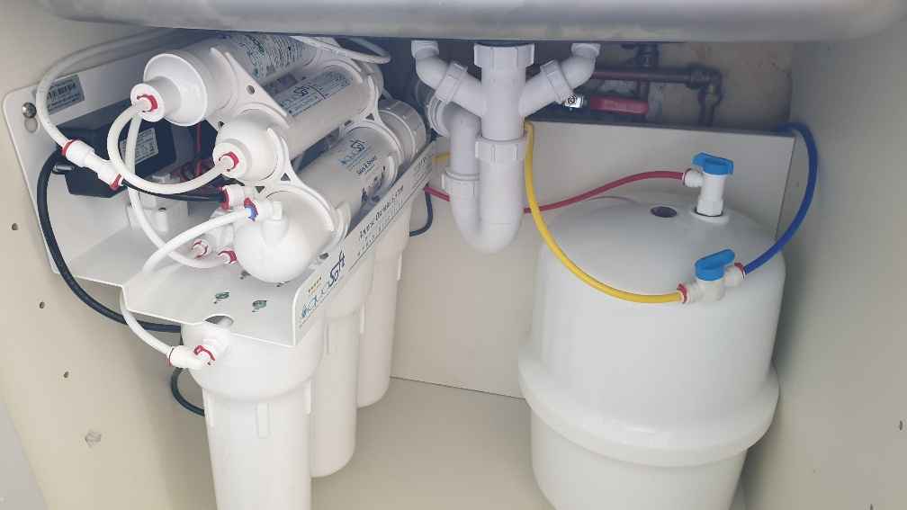 دستگاه تصفیه آب خانگی نصب شده زیر سینک ظرفشویی